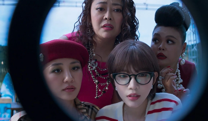 Bộ phim quy tụ nhiều gương mặt mới như Văn Mai Hương, Lyly và rapper Pháo
