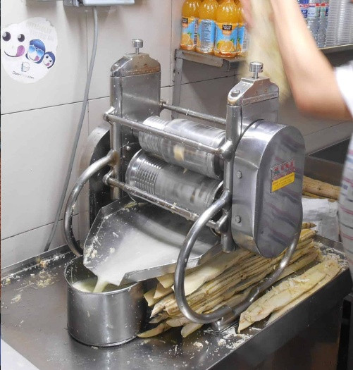 Chồng bị cuốn tay vào máy ép nước mía, người vợ bất lực chứng kiến Ảnh 1