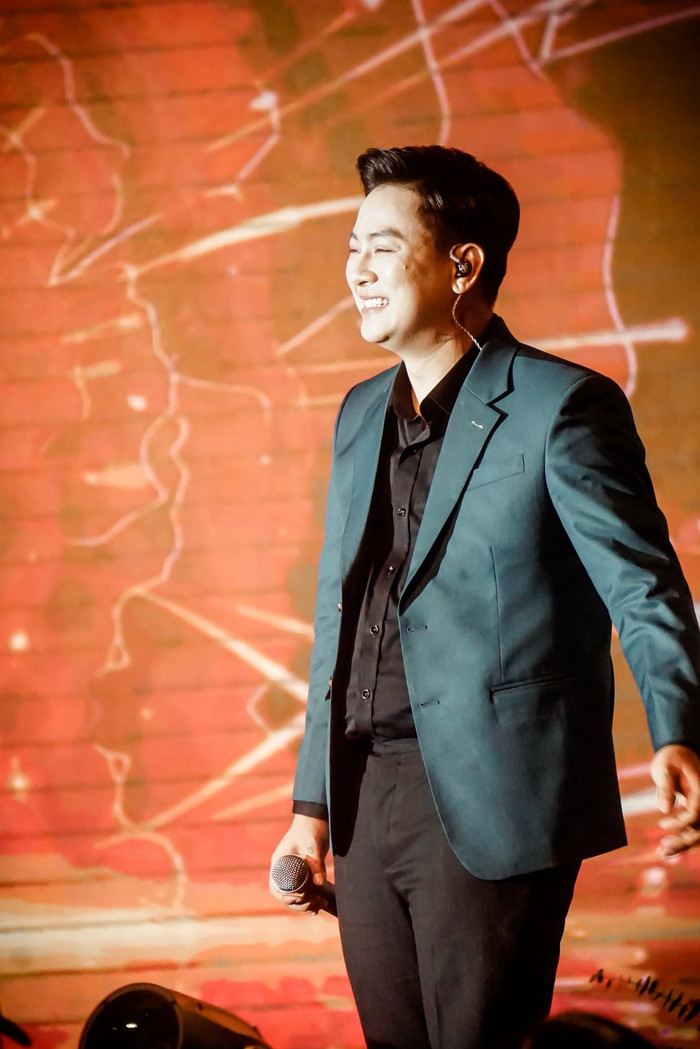 Đang hát mà khán giả liên tục xin chụp ảnh, Hoài Lâm xử lý 10 điểm Ảnh 1