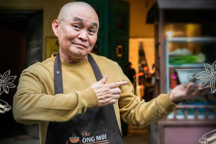 NSND Xuân Hinh xuất hiện với vẻ ngoài phúc hậu, đậm chất nghệ nhân trong tạo hình vai người cha nấu phở. - Ảnh: NSX