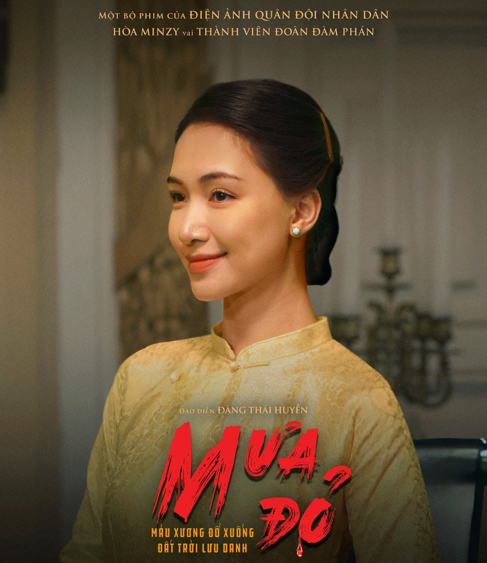 Tạo hình Hoà Minzy trong vai thành viên đoàn đàm phán phim Mưa Đỏ. - Ảnh: NSX