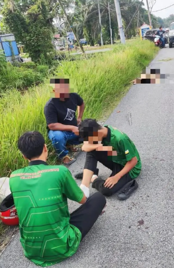 Người đàn ông chở lưỡi liềm bằng xe máy, gây ra sự việc thương tâm Ảnh 1