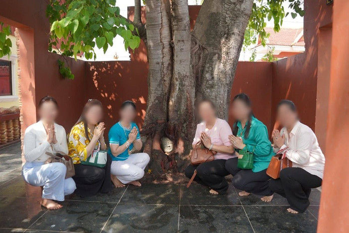 Đầu tượng Phật 'mọc' lên từ thân cây bồ đề, người dân ùn ùn đến xem Ảnh 2