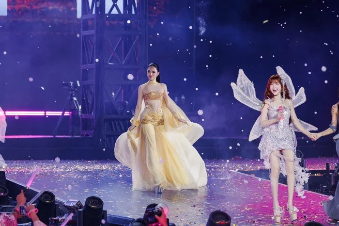 Hương Giang tham gia trình diễn trong một tiết mục tại fan concert của Hòa Minzy.