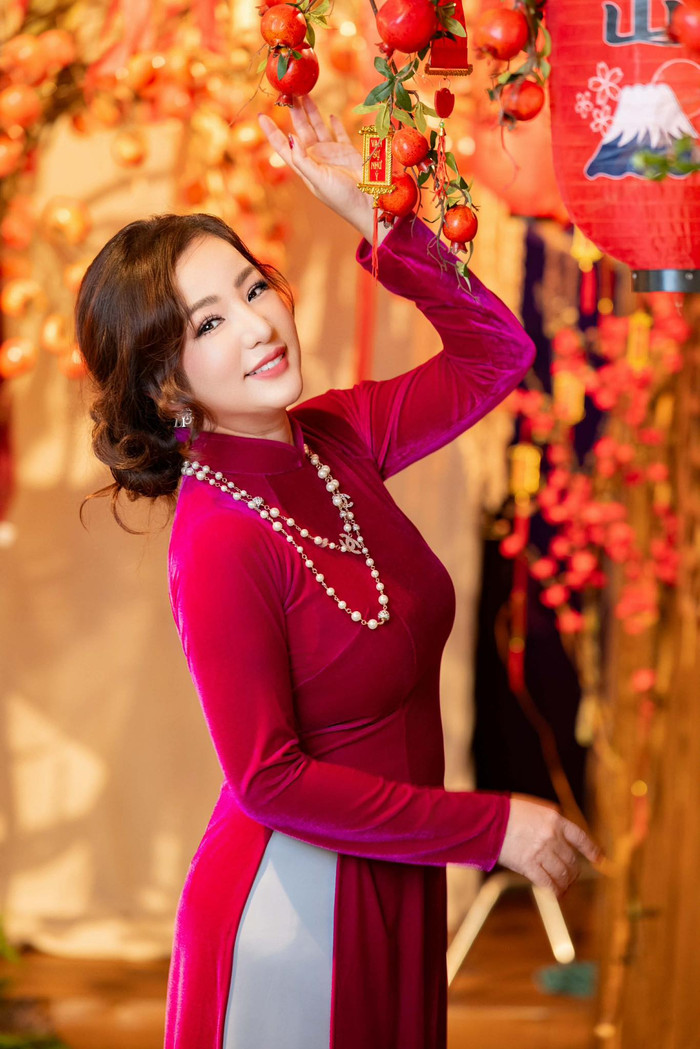 Vào dịp Tết Nguyên đán vừa qua, Thúy Nga đã thực hiện nhiều bộ ảnh diện áo dài và dành thời gian gặp gỡ bạn bè ở nước Mỹ. Ảnh: FBNV