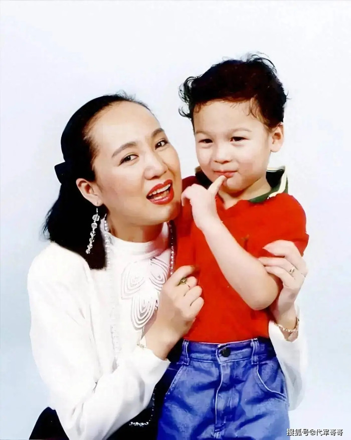 Nữ ca sĩ nổi tiếng một thời ly hôn vì chồng ngoại tình, tuổi 67 vẫn đi hát để lo cho con trai Ảnh 3