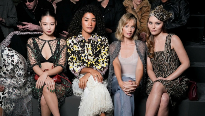 Jennie ngồi ở hàng ghế đầu cùng nhiều gương mặt nổi bật trong giới thời trang và giải trí. Ảnh: WWD