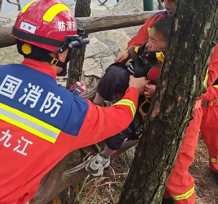 Cậu bé bị con khỉ lôi xuống vách đá, người cha nhảy theo cứu con trai Ảnh 4