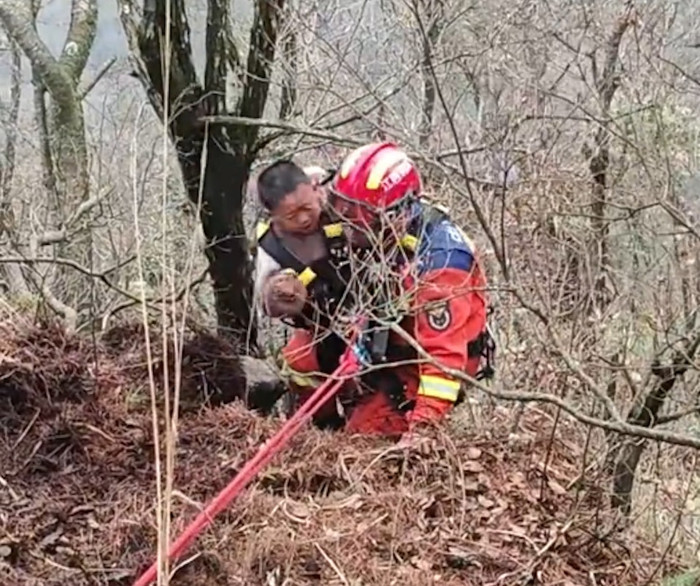 Cậu bé bị con khỉ lôi xuống vách đá, người cha nhảy theo cứu con trai Ảnh 3