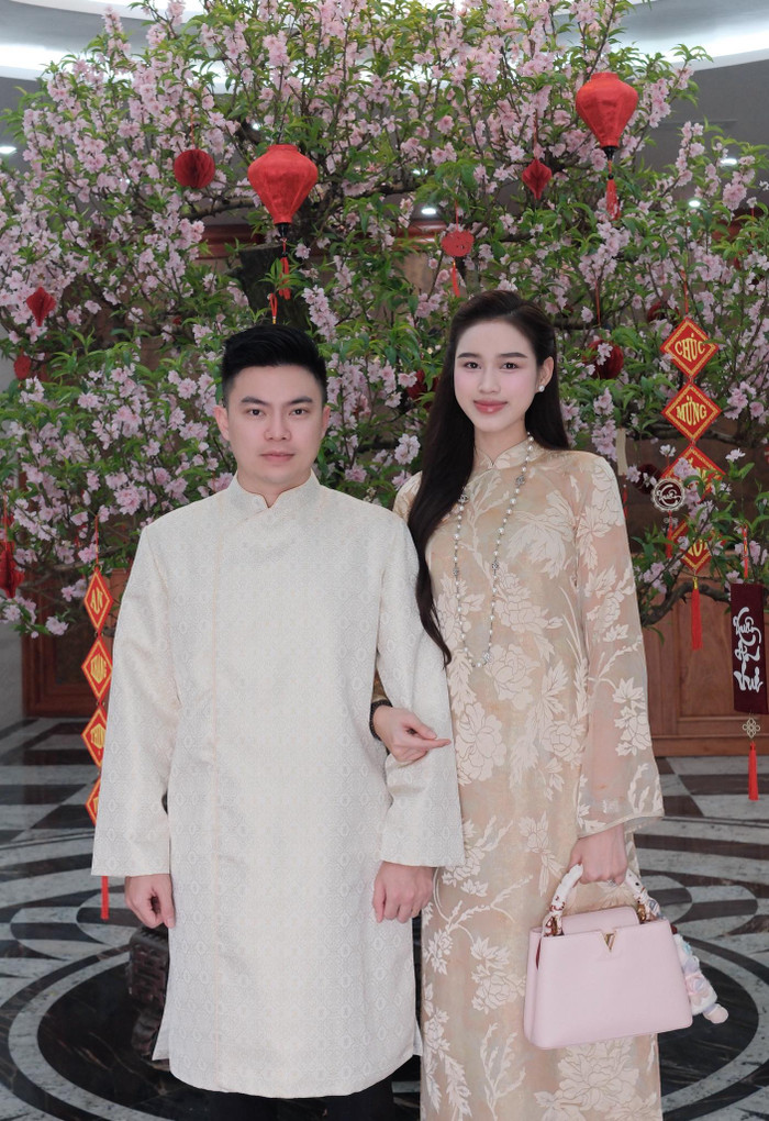 Đỗ Thị Hà đang có cuộc sống hôn nhân êm ấm bên chồng là doanh nhân Viết Vương. Ảnh: FBNV