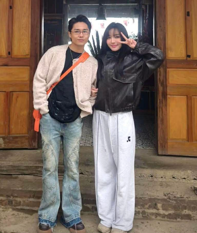 Bích Phương vui vẻ khoác tay Tăng Duy Tân khi đứng chung khung hình. Ảnh chụp màn hình