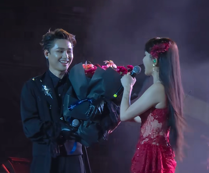 Bích Phương bất ngờ khi được Tăng Duy Tân tặng hoa vào sự kiện diễn ra vào tối 8/3. Ảnh chụp màn hình