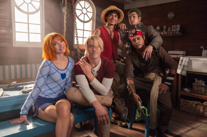 Dàn diễn viên chính của One Piece gồm Iñaki Godoy, Emily Rudd, Mackenyu, Jacob Romero Gibson và Taz Skylar