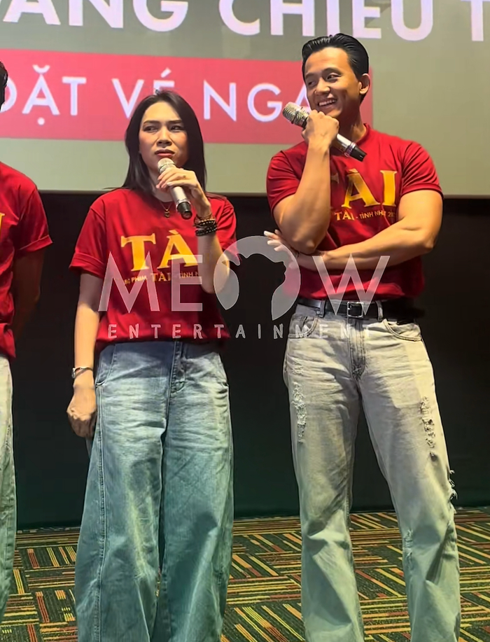 Mỹ Tâm lộ rõ biểu cảm bối rối, còn Mai Tài Phến cười ngại ngùng khi khán giả nhắc lại chuyện nữ ca sĩ xưng 'em' với đối phương. Ảnh: meowentertainment