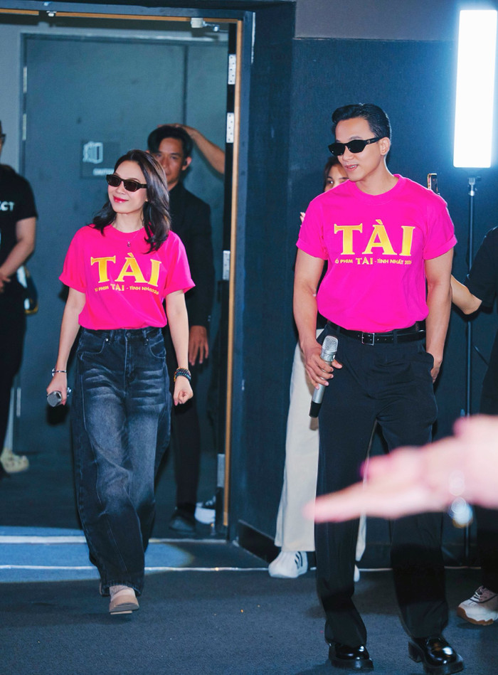 Mỹ Tâm và Mai Tài Phến giữ thái độ thân thiết, cởi mở khi xuất hiện cùng nhau trong chuyến cinetour để quảng bá cho phim điện ảnh. Ảnh: FBNV