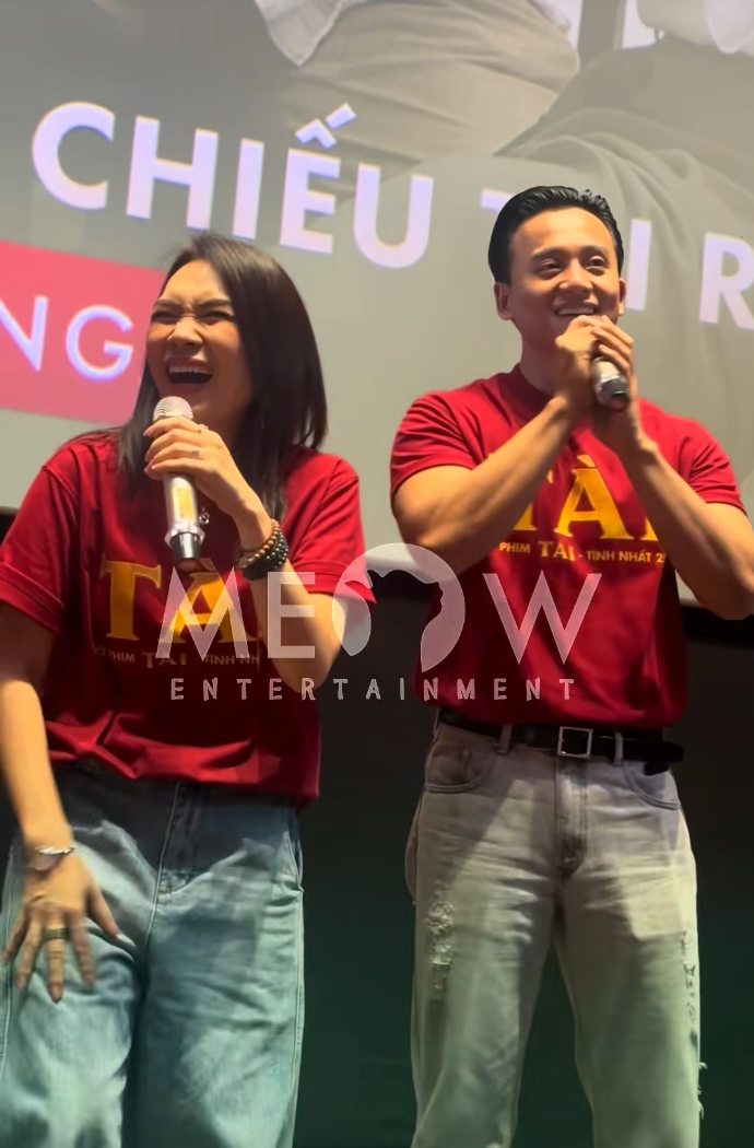 Mỹ Tâm và Mai Tài Phến tại buổi giao lưu với khán giả trong rạp phim (Ảnh: Chụp màn hình Meow Entertainment).