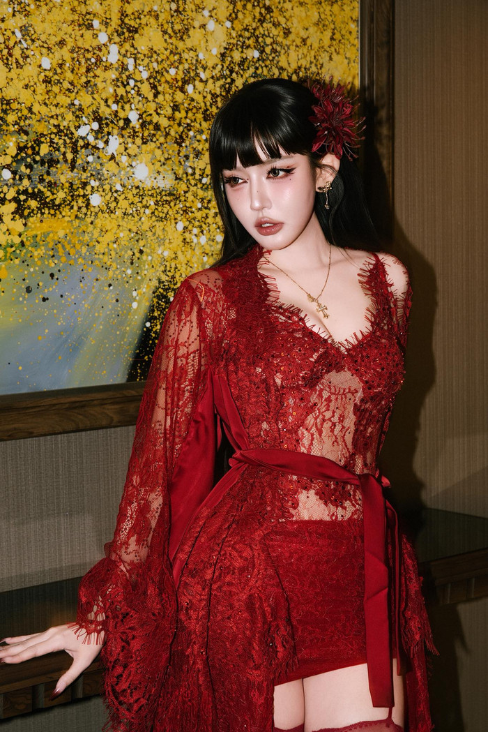 Nữ ca sĩ Việt có cát xê 600 triệu gây xôn xao với trang phục gợi cảm Ảnh 3