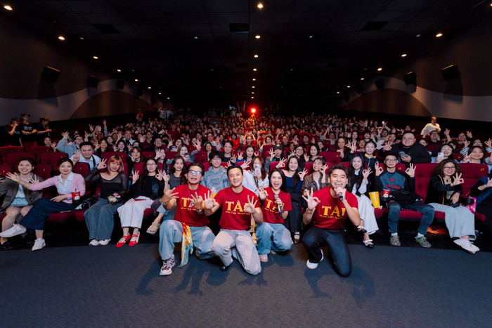 Mỹ Tâm - Mai Tài Phến cùng dàn cast giao lưu với khán giả tại cine tour phim Tài. - Ảnh: FBNV