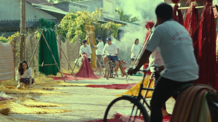 Tại Lật Mặt 6, Lý Hải đã &nbsp;tái hiện không gian xưởng chiếu tại làng nghề Định Yên. Sau khi hoàn thành cảnh quay, nam đạo diễn đã mua lại toàn bộ số chiếu dùng làm đạo cụ và để lại cho người dân địa phương tiếp tục sử dụng.&nbsp;