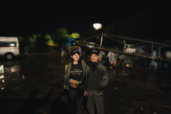 Lý Hải và Minh Hà trong hậu trường phim Lật Mặt 8: Vòng Tay Nắng. - Ảnh: FBNV