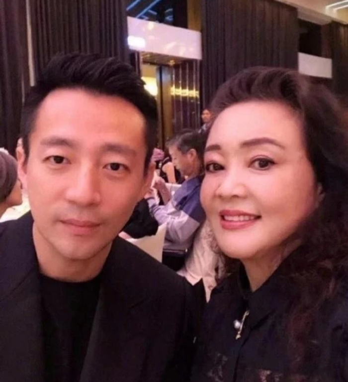 Trương Lan, nữ doanh nhân và mẹ của Uông Tiểu Phi, thường xuyên livestream bán hàng