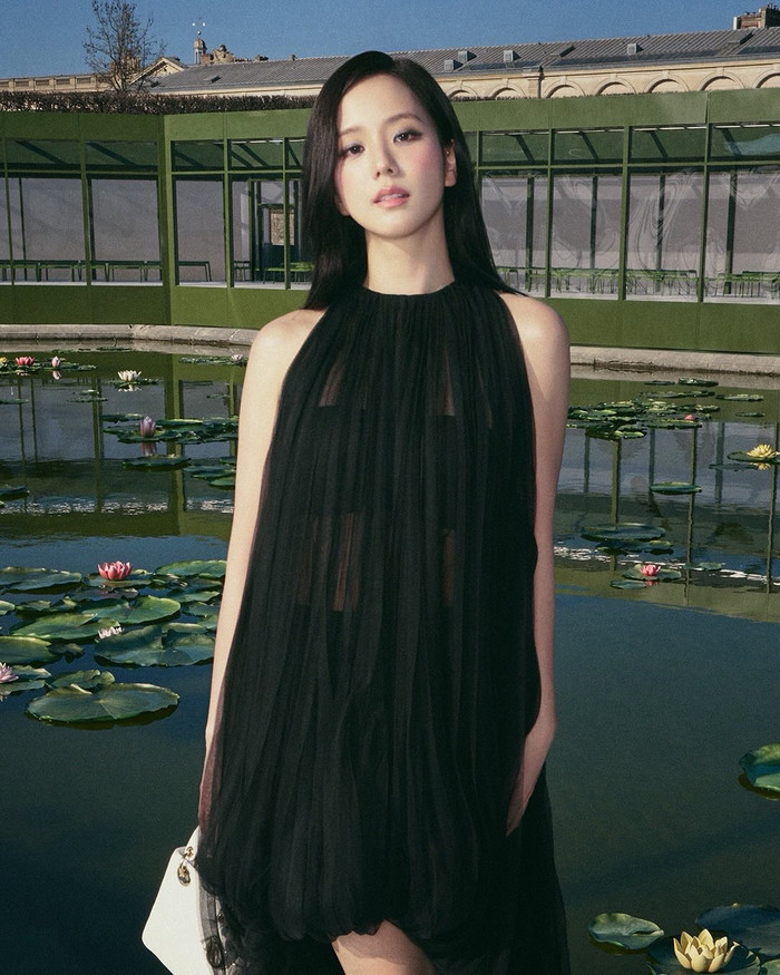 Với lợi thế về visual xinh đẹp và vóc dáng thon gọn, Jisoo luôn tự tin diện nhiều kiểu trang phục khác nhau. Ảnh: IGNV