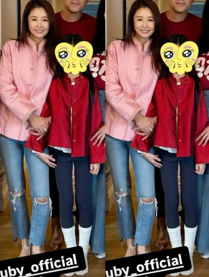 Trước đó Lâm Tâm Như đã đưa con gái đi gặp bạn bè. Ảnh: QQ