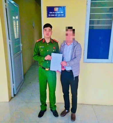 Gia đình người gặp nạn gửi thư cảm ơn Thượng uý Nguyễn Thanh Tú và tập thể Công an xã Phúc Sơn, TP Hà Nội 