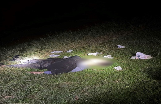 Hiện trường nam thanh niên nằm bất động bên hồ nước sâu.