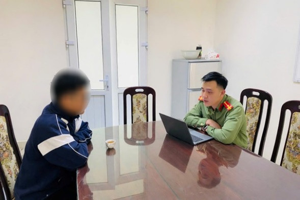 Cơ quan Công an làm việc với trường hợp vi phạm.