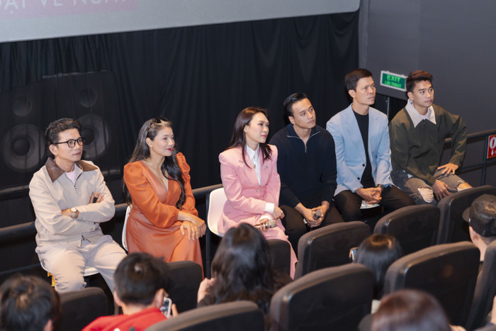 Mỹ Tâm cùng ê-kíp thể hiện sự chân thành, cầu thị khi lắng nghe những lời nhận xét của khán giả sau khi xem phim Tài. Ảnh: BTC