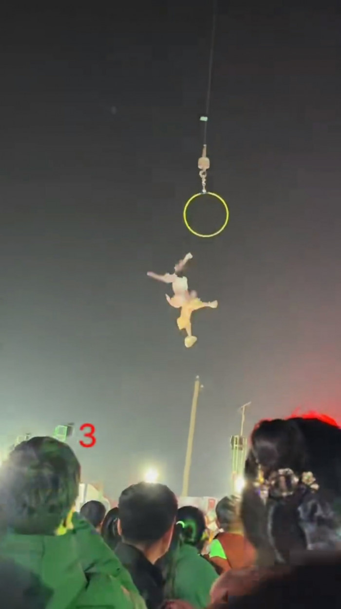 Nữ nghệ sĩ xiếc đu dây rơi từ trên cao xuống đất, cảnh tượng khiến khán giả bàng hoàng Ảnh 2