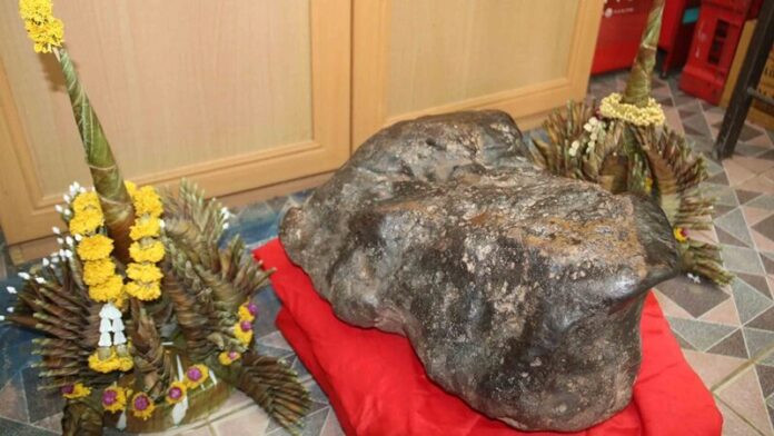 Tảng đá xảy ra hiện tượng kỳ lạ, người dân kéo nhau đến xem Ảnh 4