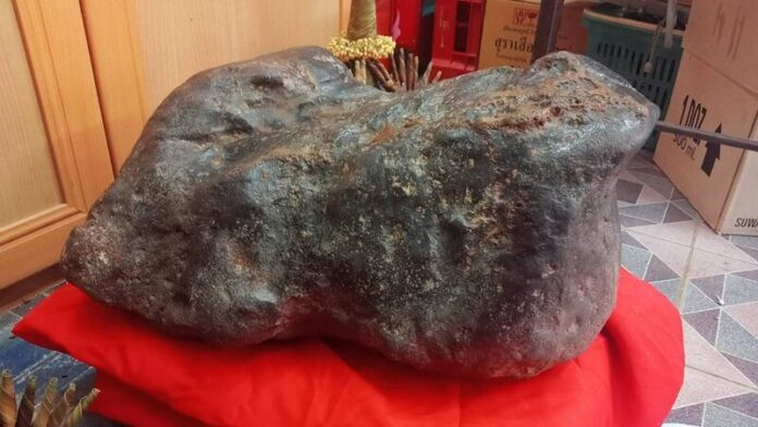 Tảng đá xảy ra hiện tượng kỳ lạ, người dân kéo nhau đến xem Ảnh 3