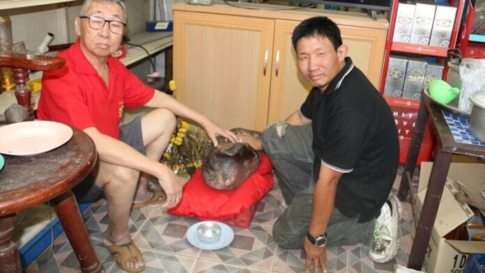 Tảng đá xảy ra hiện tượng kỳ lạ, người dân kéo nhau đến xem Ảnh 2