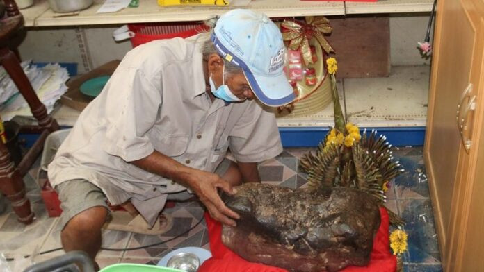 Tảng đá xảy ra hiện tượng kỳ lạ, người dân kéo nhau đến xem Ảnh 1