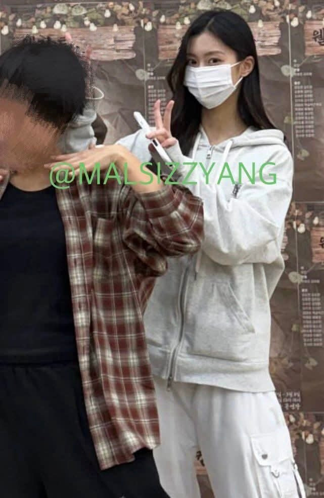 Nữ ca sĩ bị 'tống cổ' khỏi showbiz hiếm hoi được bắt gặp Ảnh 2