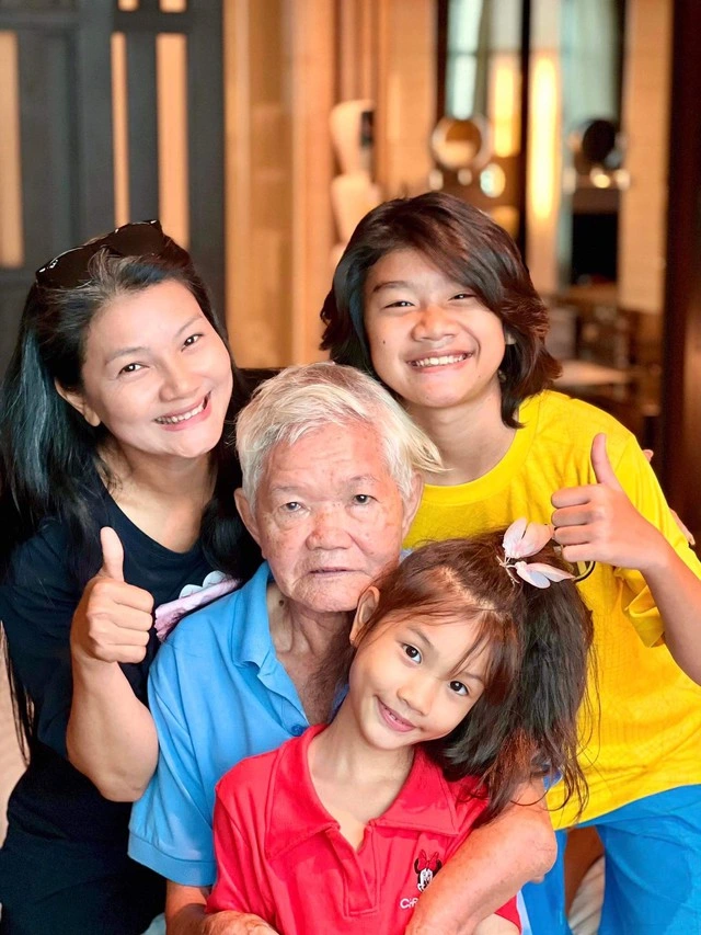 Khoảnh khắc hạnh phúc của Kiều Trinh bên cha và con nhỏ