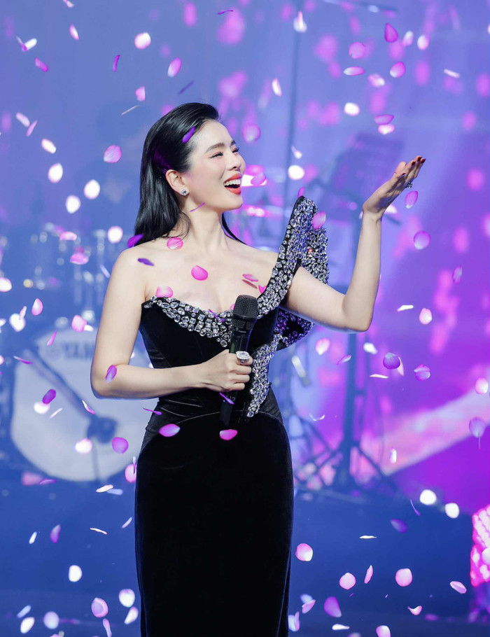 Lệ Quyên song ca cùng khán giả nước ngoài, gây chú ý với một hành động trên sân khấu Ảnh 4