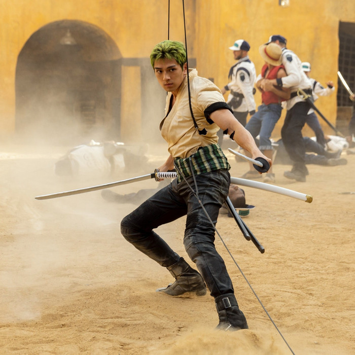 Không chỉ gây ấn tượng ở ngoại hình, Mackenyu còn ghi điểm nhờ khả năng hành động.