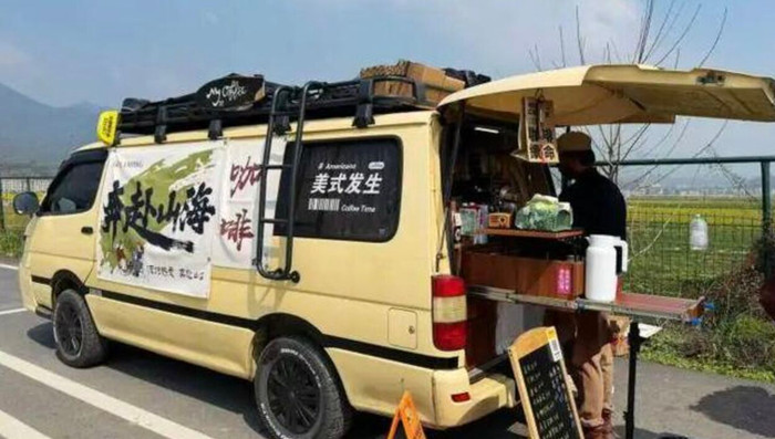 Nghỉ việc để du lịch xuyên đất nước, cặp vợ chồng mở xe cà phê lưu động kiếm tiền xăng Ảnh 1