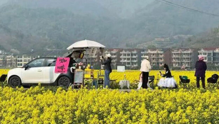 Nghỉ việc để du lịch xuyên đất nước, cặp vợ chồng mở xe cà phê lưu động kiếm tiền xăng Ảnh 3