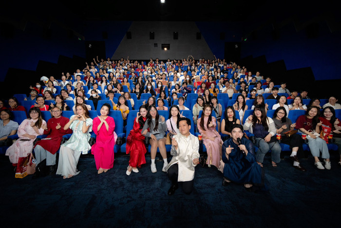 Trường Giang giao lưu cùng khán giả tại buổi giao lưu phim. - Ảnh: FBNV