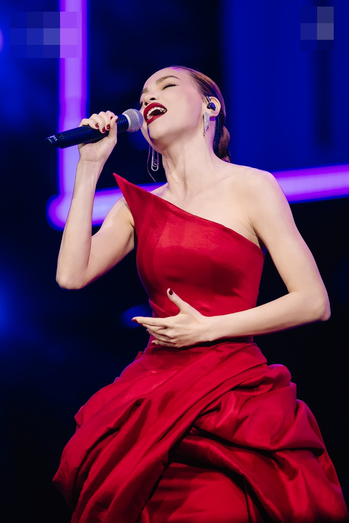 Hồ Ngọc Hà gặp sự cố 'khó đỡ' trước nhiều khán giả Ảnh 2