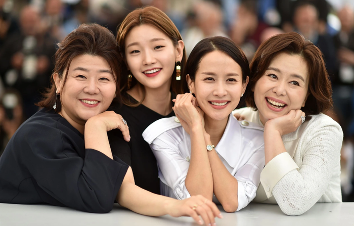 Park So-dam và nữ diễn viên Lee Jung-eun từng hợp tác trong Parasite