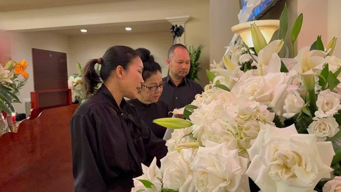 Hình ảnh vợ chồng ca sĩ Hồng Ngọc viếng Kasim Hoàng Vũ. (Ảnh: FB Ngoc Hong Nguyen)