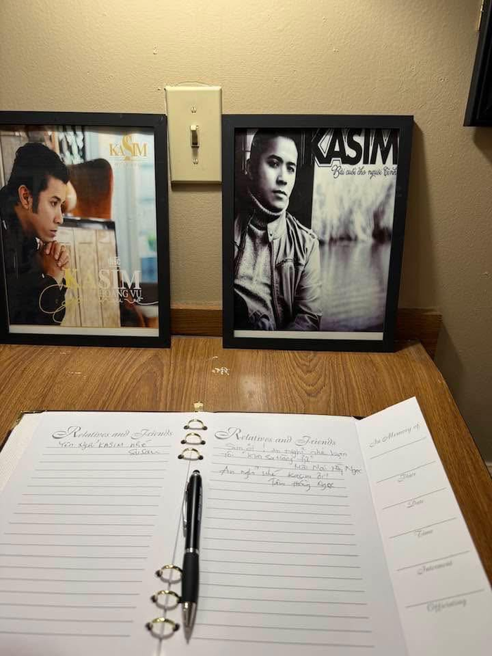 Vợ chồng ca sĩ Hồng Ngọc ghi sổ tang, để lại lời tiễn biệt nam ca sĩ. (Ảnh: FB Ngoc Hong Nguyen)