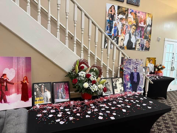 Những khoảnh khắc của Kasim Hoàng Vũ được đặt bên trong lễ tang, như một cách nhìn lại cuộc đời đầy thăng trầm của giọng ca Vì Yêu. (Ảnh: FB Ngoc Hong Nguyen)