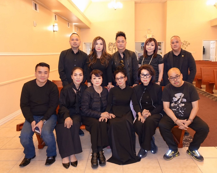 Danh ca Hương Lan, Trizzie Phương Trinh,... cũng có mặt để viếng Kasim Hoàng Vũ. (Ảnh: FB Trizzie Phương Trinh)