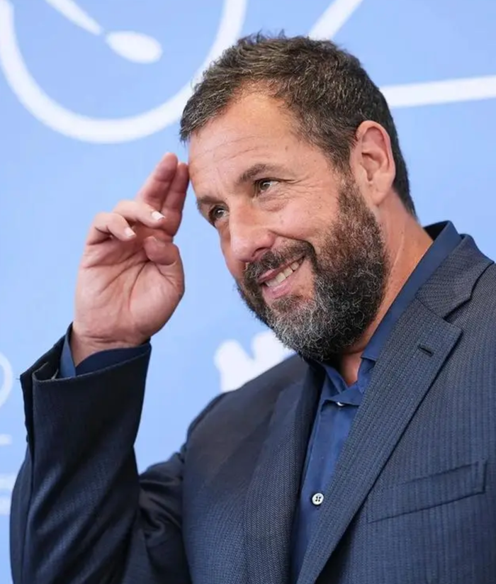 Adam Sandler dẫn đầu danh sách diễn viên thu nhập cao nhất Hollywood 2025.&nbsp;
